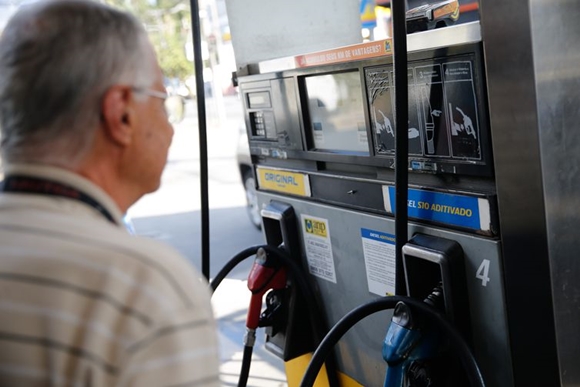 ECONOMIA: Preço médio da gasolina cai pela terceira semana no país, diz ANP
