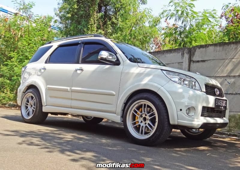 Modifikasi Toyota Rush Warna Putih