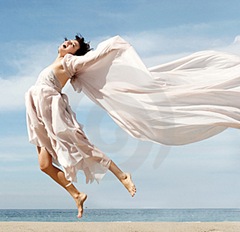 mujer-feliz-en-la-playa-thumb367947