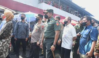 Pangdam IV/Diponegoro Dampingi Presiden RI Bagikan Bantuan Sosial Di Pasar Peterongan