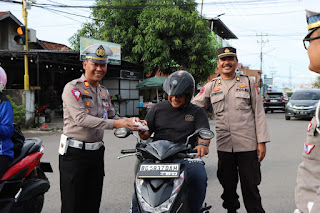 Indahnya Berbagi di Bulan Ramadhan, Polres Muara Enim Bagi Takjil Gratis