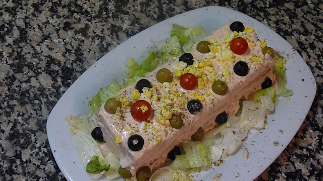 En Verano con el calor que hace lo que más apetece es comer cosas frescas y no tener que cocinar todo el día pero esta receta realmente es apta para cualquier fecha del año incluida la Navidad, con lo cual hoy os traigo la receta perfecta: Pastel frío con cobertura de salsa rosa.