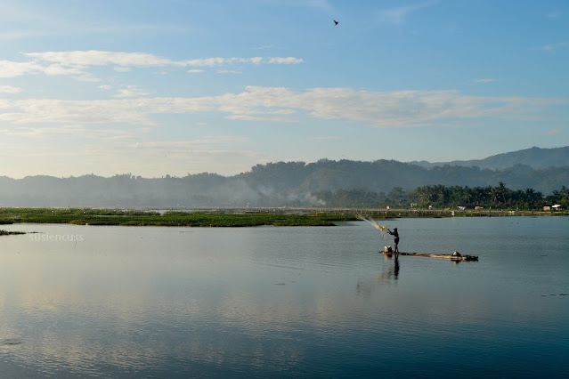 Cerita tentang perjalanan saat menikmati Matahari Terbit Di Rowo Jombor, Klaten. Memotret sunrise adalah hal menyenangkan!