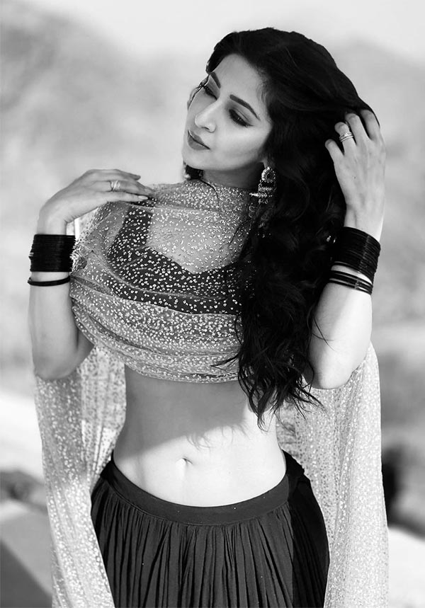 Sonarika Bhadoria navel curvy hot indian tv actress