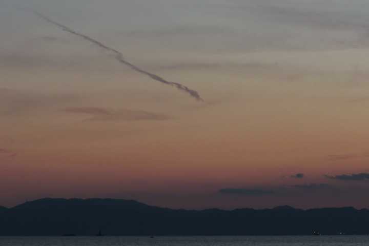 幸か福岡かふくおかひろし 龍の雲燃える空泳ぐ 鮮やかな夕焼け灯台映す