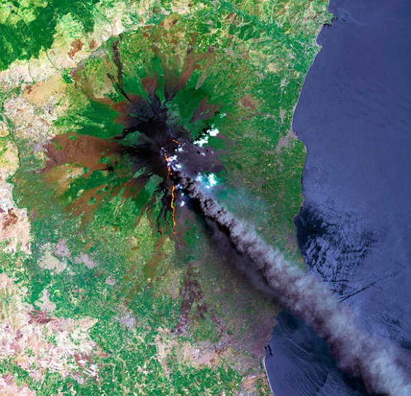 Gunung berapi Etna, di Pulau Sicily, Itali