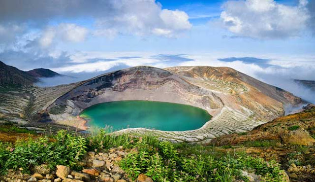 Danau kawah yaitu danau yang terbentuk di kawah atau kaldera vulkanik 10 DANAU KAWAH TERINDAH DI DUNIA