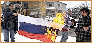 Serbes à Kragujevac brûlant le drapeau russe, 2009.01.08
