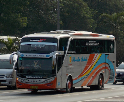 Foto Bus Rosalia Indah SHD120