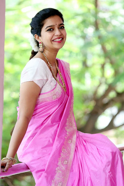 Tollywood actress Swathi Reddy smiling pics in saree