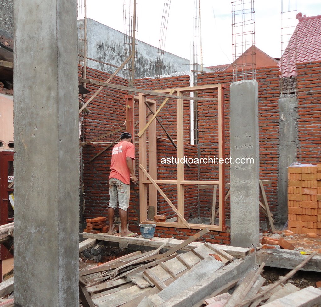 Proses pemasangan kusen pintu dan jendela