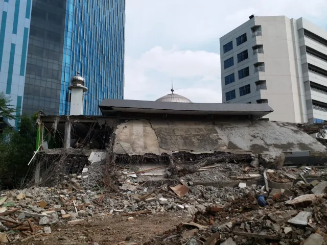 Warga Kebon Sirih Kutuk Pembongkaran Masjid Al Hurriyah oleh MNC Group Hary Tanoesoedibjo