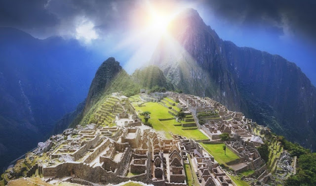 Золотые солнечные лучи на Мачу-Пикчу империи инков