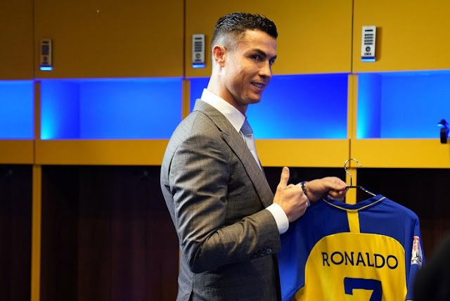 El reconocido jugador portugués, Cristiano Ronaldo, querría abandonar su actual club, el Al-Nassr de Arabia Saudita, para volver al fútbol europeo o jugar en otros campeonatos. Se estima que la estrella del fútbol podría estar viviendo un "descontento" en el país.  Según Mundo Deportivo, el futbolista parece estar en desacuerdo con "la situación existente en el país, donde las infraestructuras están muy lejos de la sociedad moderna", reseñó el diario.  Si el portugués decide marcharse, tendría que pagar una indemnización al club saudí, que le fichó por dos años y medio, por rescisión sin causa justificada, tal y como se estipula en el Reglamento sobre el Estatuto de Transferencia de Jugadores de la FIFA. Además, la compensación se calcularía en conformidad con la legislación nacional.  El contrato vigente de Ronaldo con Al-Nassr garantiza una llamativa paga anual de 75 millones de dólares, que podría superar los 200 millones por contratos comerciales.  Además "CR7" podría enfrentarse a sanciones deportivas en caso de ruptura del contrato, sellado hasta el 30 de junio de 2025, e incluso el club podría impedir al futbolista portugués salir a la cancha.  El jugador firmó con el equipo árabe el pasado diciembre tras dejar al Manchester United "de mutuo acuerdo" a raíz de las críticas contra el club inglés y su entrenador actual, Erik ten Hag. Desde su llegada al combinado saudí, ha jugado 17 partidos, en los que marcó 13 goles y ha dado 2 asistencias.