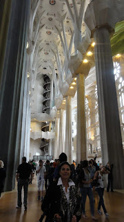 Temple Expiatori de la Sagrada Familia e seu interior em Barcelona na Espanha