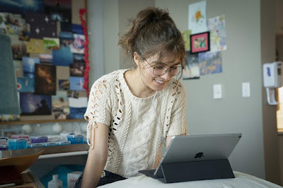 Haley Lu Richardson's character Stella, who has cystic fibrosis, records a YouTube video from her hospital room in the 2019 movie Five Feet Apart