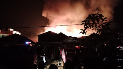 17 Rumah Hangus Terbakar, Polres Sibolga Bantu Evakuasi Korban