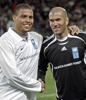 Ronaldo Zidane Ronaldinho on Football Updates  Zidane And Ronaldo To Play Match For Pakistan Flood