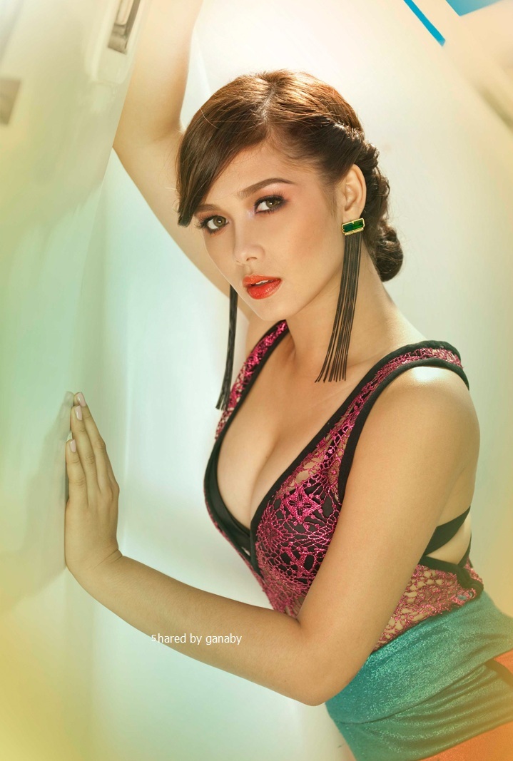 maja salvador boob cleavage pics 07