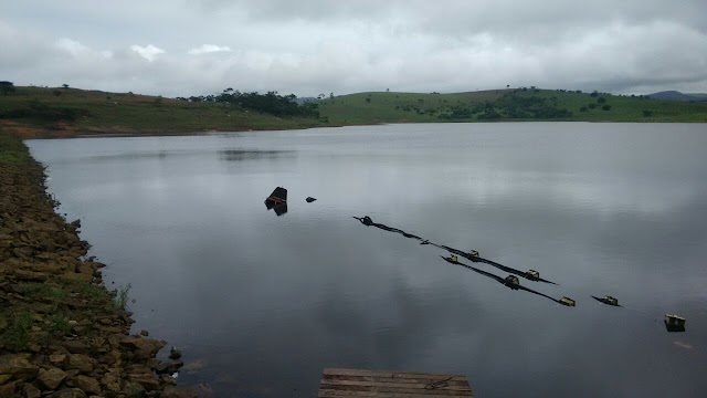 RETIRADA BALSA FLUTUANTE DA COMPESA QUE AFUNDOU NA BARRAGEM DO BÁLSAMO EM BOM CONSELHO