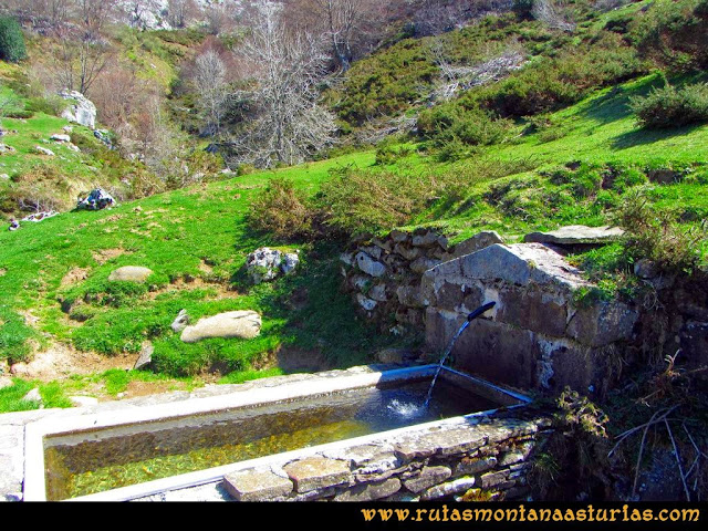 Ruta al Campigüeños y Carasca: Fuente en la Majada de Melordaña