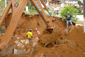  A Prefeitura de Teresópolis está reconstruindo um muro de 15 metros de comprimento que caiu na Rua Professora Carmem Gomes, no Panorama