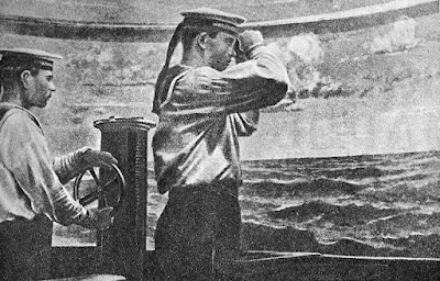 Этот командирский мостик и «море» находятся в специальной комнате училища. Здесь курсанты обучаются искусству поражать торпедой вражеский корабль.