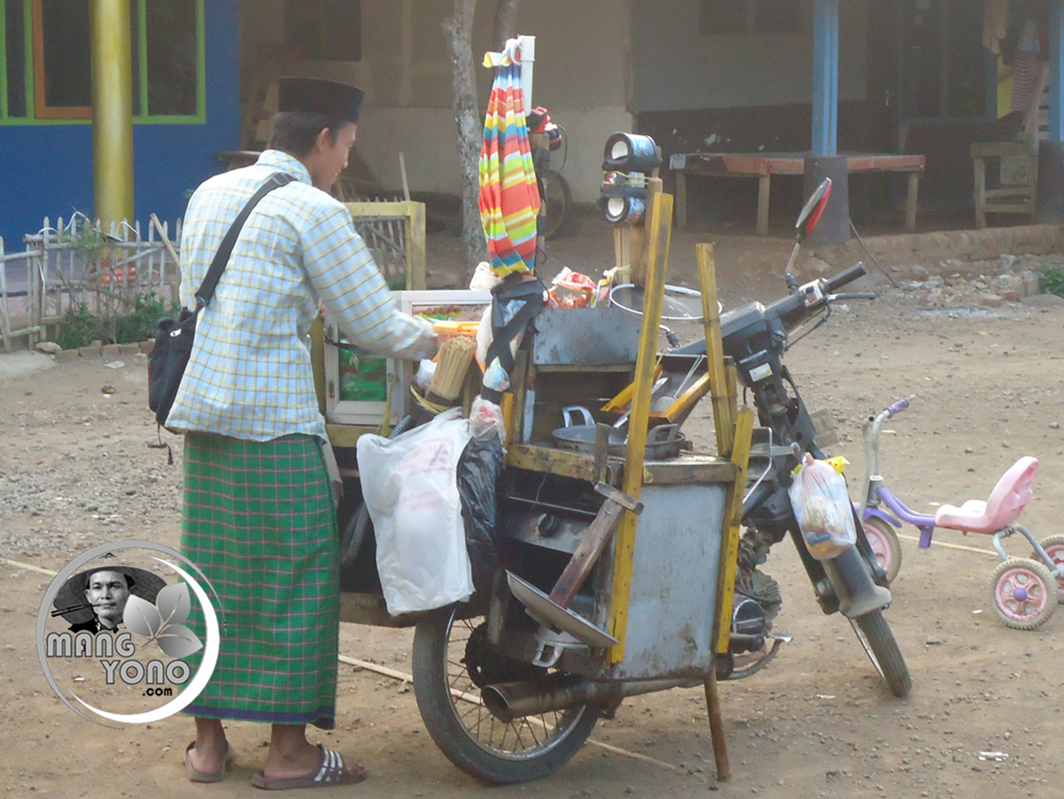  Penjual  basreng keliling  di Subang pakai sarung 