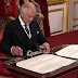 Ο πρώτος εκνευρισμός του νέου βασιλιά της Μ. Βρετανίας Καρόλου! Το μικρό γραφείο και τα μεγάλα έγγραφα! (βίντεο)