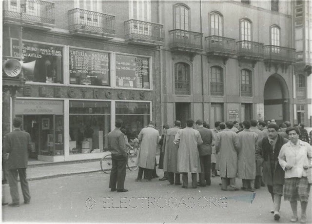 Consultando lotería Navidad en Electrogás Avilés comienzos de los 60