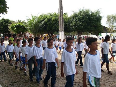 Desfile de alunos da rede municipal de ensino