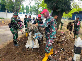 Satgas Citarum Harum Sektor 4 Bersihkan Sampah di Kp.Biru,RT.02/RW 05,Desa.Biru,Kecamatan Majalaya,Kabupaten Bandung