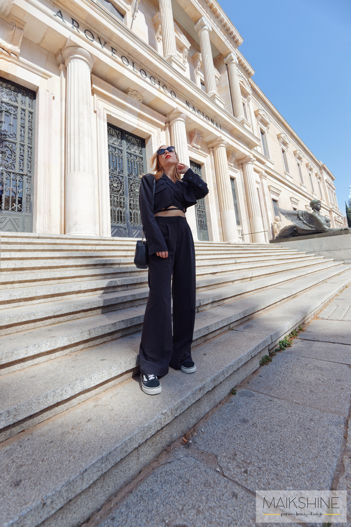 Look con traje negro