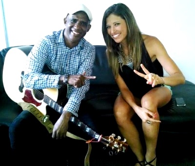 Foto de Jandy Feliz posando con una cantante