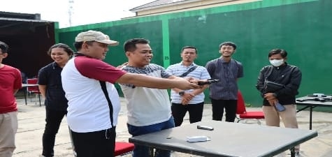 Jalin Tali Silaturahmi, Kapolres Lebak Polda Banten Mengajak Insan Media Pokja Lebak Latihan Menembak