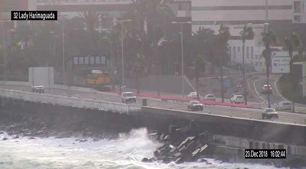 fuerte oleaje, canarias aviso costero, cierre carriles, Avenida Marítima, Las Palmas de Gran Canaria, Canarias
