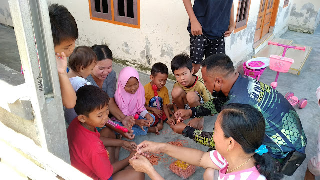 Satgas TMMD kenalkan permainan tradisional kepada anak anak kampung Jawi