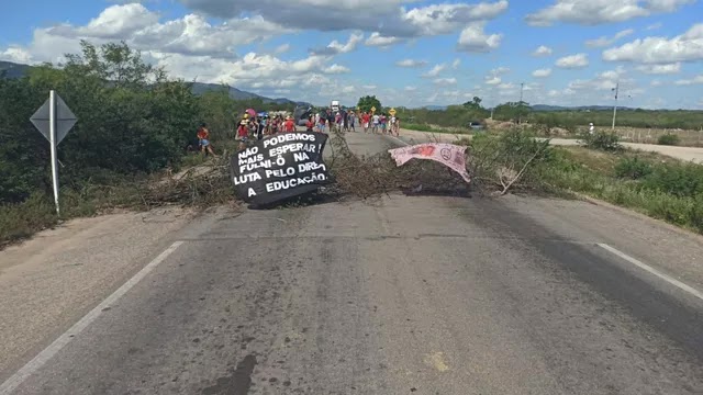 INDÍGENAS REALIZAM PROTESTO PELO DIREITO À EDUCAÇÃO NA BR-423, EM ÁGUAS BELAS