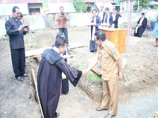 Yasin Payapo Letakan Batu Pertama Pembangunan Pastori Ketua GPM Klasis Seram Barat