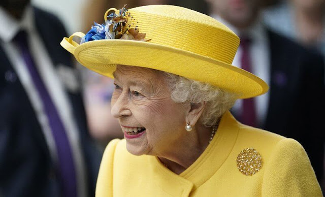 Queen Elizabeth wore a sunshine yellow double-wool crepe coat by Stewart Parvin, and a turquoise silk dress