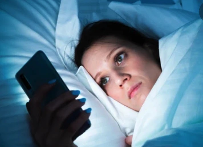 Thói quen sử dụng điện thoại trước khi ngủ và ảnh hưởng của nó đến giấc ngủ