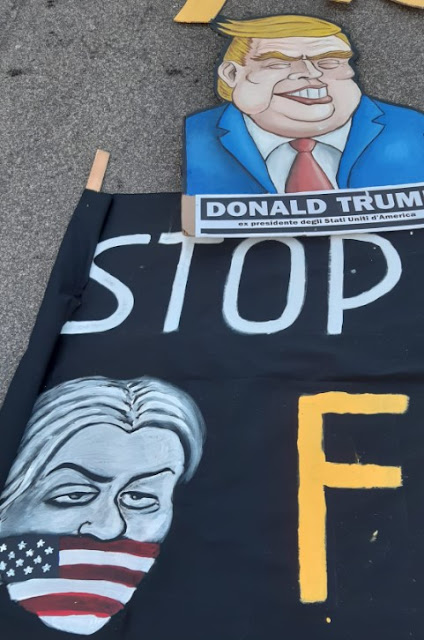 Caricatura di Donald Trump alla manifestazione partenopea in sostegno di Assange per il "Day X".