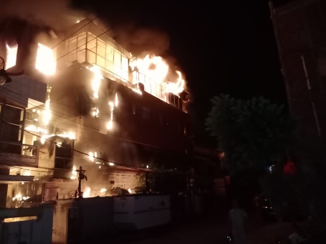 वाराणसी के हरी विलास होटल में लगी आग