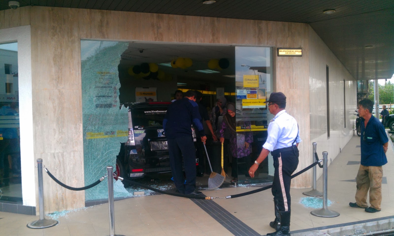 Gambar Kereta Viva Rempuh Maybank Di Sabak Bernam 