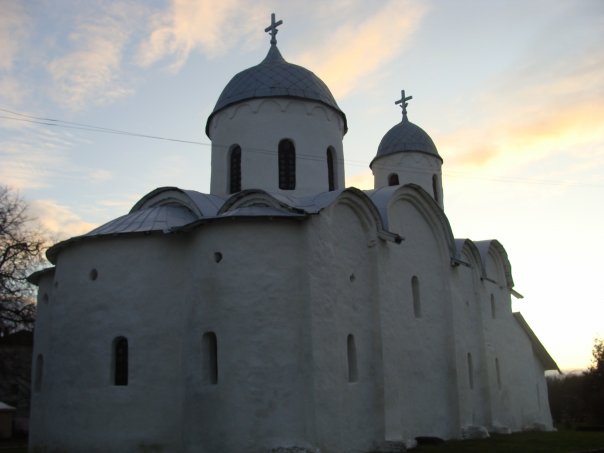 Иоанно-Предтеченский собор на левом берегу реки Великой в Пскове. XII век.