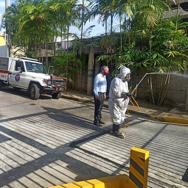 Jornada de Desinfección con Amoníaco Cuaternario en la Calle 8-A de los Palos Grandes