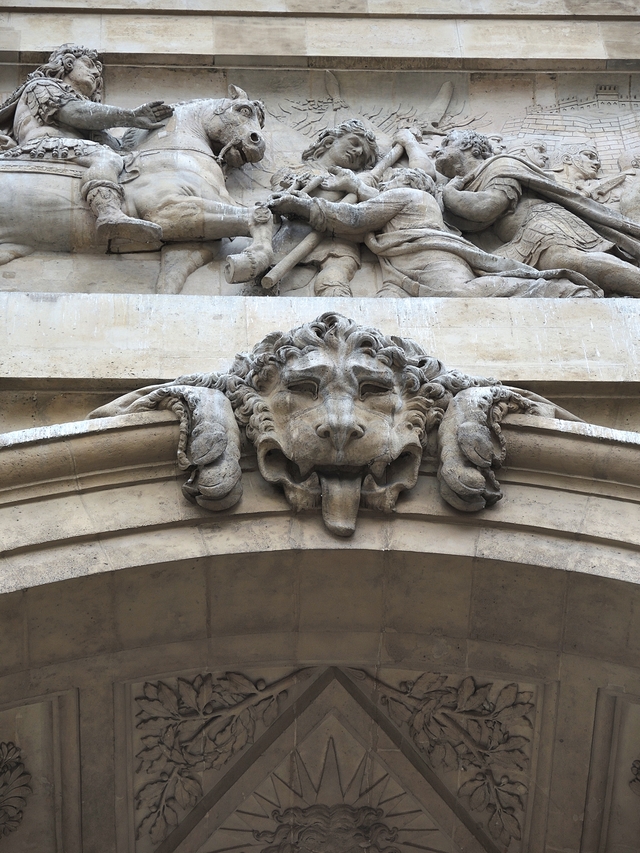 Parijs: een poort, wat leeuwen en een bende duiven