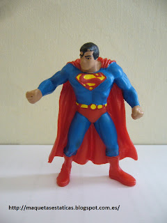 figura a escala de Superman