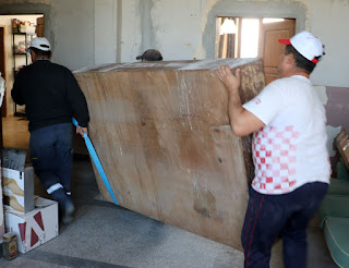 Shifting the display cabinet