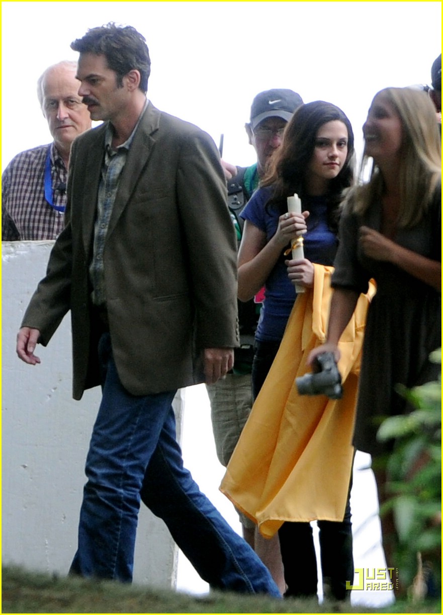 [kristen-stewart-forks-high-graduation-01.jpg]